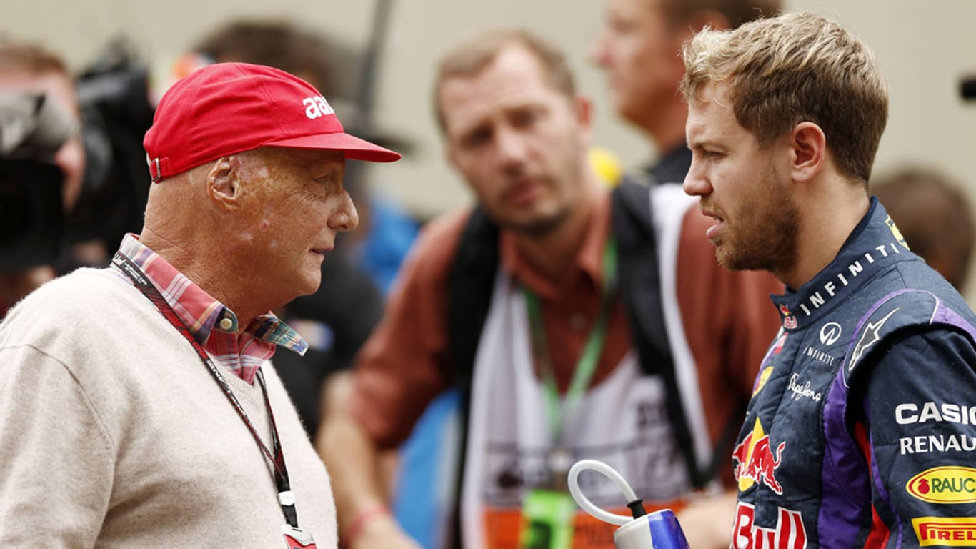 Niki Lauda nimmt sich nach dem Rennen in Silverstone Weltmeister Sebastian Vettel zur Brust.