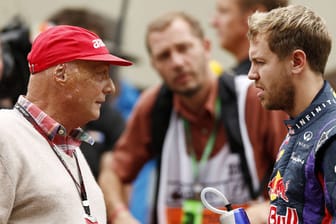 Niki Lauda nimmt sich nach dem Rennen in Silverstone Weltmeister Sebastian Vettel zur Brust.