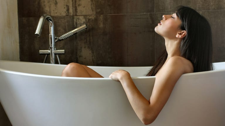 Mit einem Bad in kaltem Wasser erzielen Sportler einen ähnlichen Abkühleffekt wie die Spieler der Fußball-WM in der so genannten "Eistonne".