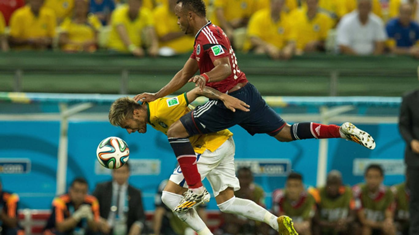 Juan Zuniga (re.) wird nicht nachträglich für das Foul an Neymar bestraft.
