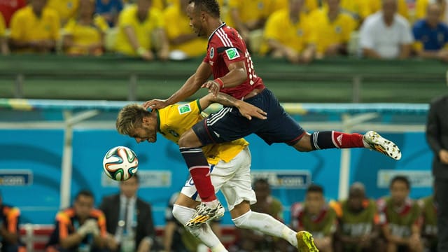 Juan Zuniga (re.) wird nicht nachträglich für das Foul an Neymar bestraft.