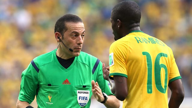 Ernste Ansprache: Das DFB-Team hofft auf eine gute Schiedsrichterleistung im Halbfinale gegen Brasilien.