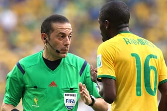 Ernste Ansprache: Das DFB-Team hofft auf eine gute Schiedsrichterleistung im Halbfinale gegen Brasilien.