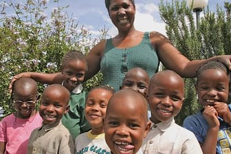 Kinder in einem Dorf in Tansania: Wer mit seinem Erbe Gutes bewirken möchte, hat die Wahl unter verschiedenen gemeinnützigen Organisationen