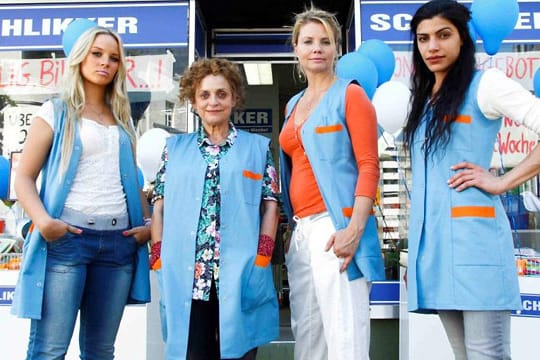 Chris (Sonja Gerhardt), Greta (Katharina Thalbach), Angie (Annette Frier), und Zari (Shadi Hedayati) in "Die Schlikkerfrauen".