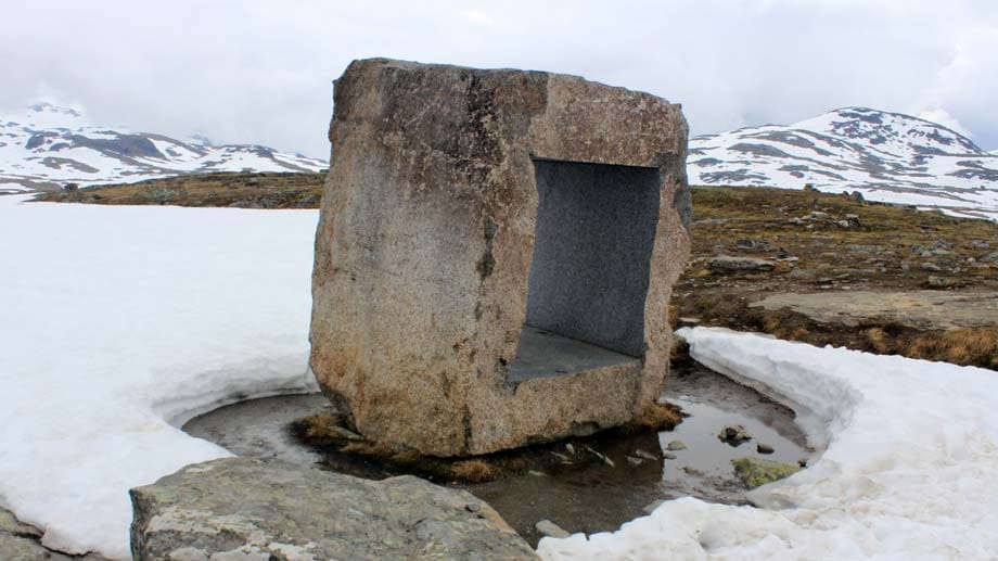 42 Tonnen Stein: Knut Wold hat das Tor nahe der Passhöhe am Rastplatz Mefjellet geschaffen.