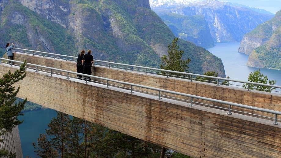 Spektakuläre Aussicht: Die Plattform an der Aurlandsfjellroute ist eine Attraktion für Besucher.