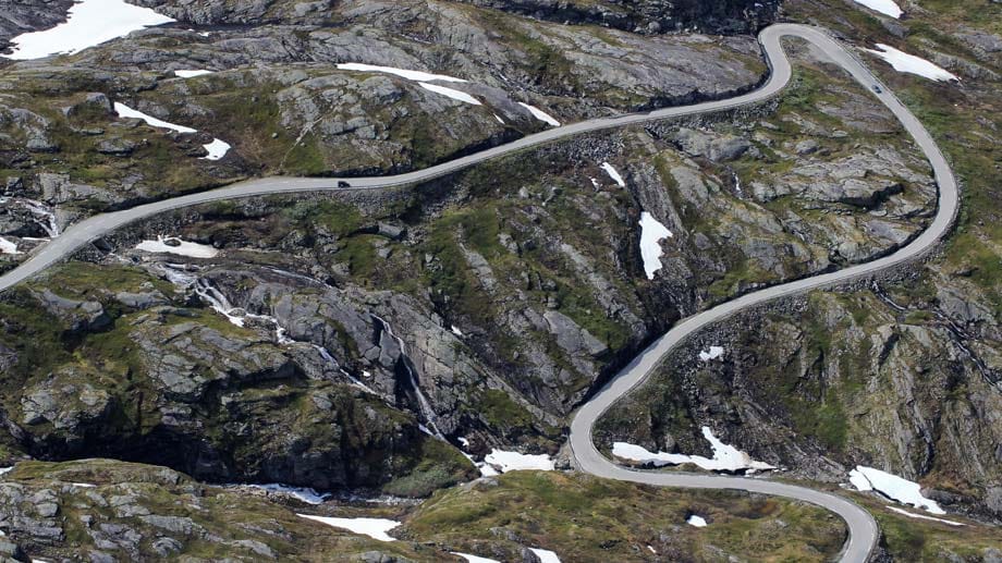 Am Trollstigen führt die Strecke in Haarnadelkurven und mit zwölf Prozent Gefälle hinab ins Isterdal.