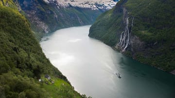 Weltberühmtes Panorama: Ein Kreuzfahrtschiff passiert den Geirangerfjord.