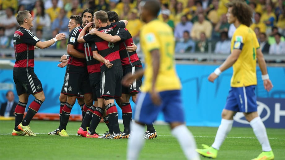 Schwarz-rote Jubeltraube: Sieben Mal dürfen sich die DFB-Kicker über ein Tor gegen Brasilien freuen. Schwarz-rote Jubeltraube: Sieben Mal dürfen sich die DFB-Kicker über ein Tor gegen Brasilien freuen.