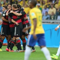 Schwarz-rote Jubeltraube: Sieben Mal dürfen sich die DFB-Kicker über ein Tor gegen Brasilien freuen.