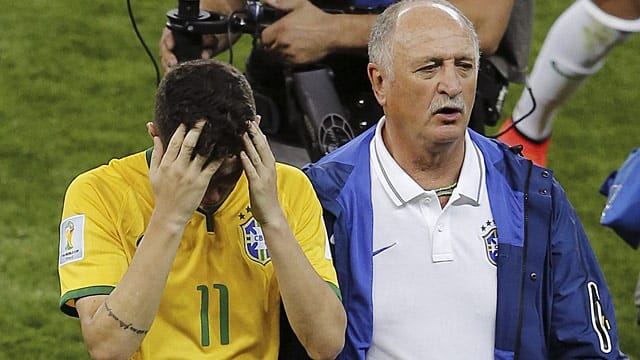 Luis Felipe Scolari (re.) führt nach dem 1:7 gegen Deutschland seinen Spieler Oscar vom Feld.