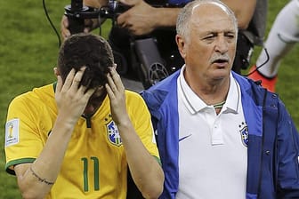 Luis Felipe Scolari (re.) führt nach dem 1:7 gegen Deutschland seinen Spieler Oscar vom Feld.