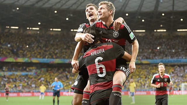 Oben auf: Khedira (unten) feiert mit Klose (li.) und Kroos (re.) das 7:1 gegen Brasilien.