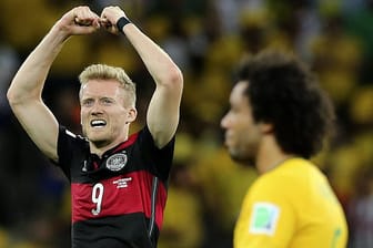 Andre Schürrle jubelt, totale Leere hingegen bei den Brasilianern.