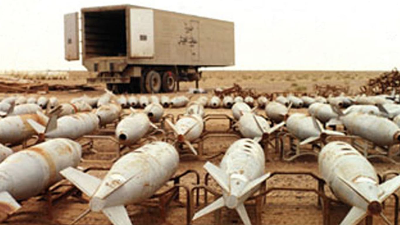 Aufnahmen aus einer Dokumentation über die Chemiewaffen-Anlage von Muthanna: Auf dem Gelände lagern große Mengen an Raketen und Granaten