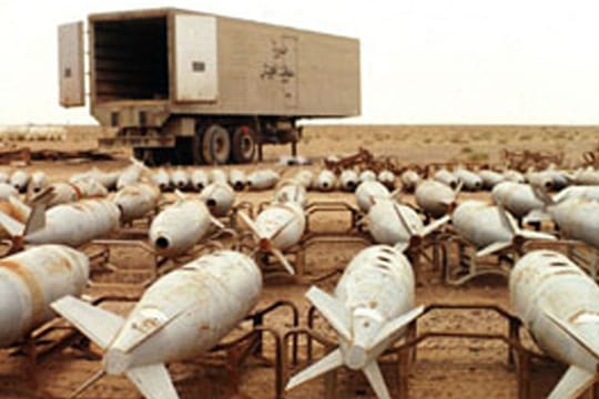 Aufnahmen aus einer Dokumentation über die Chemiewaffen-Anlage von Muthanna: Auf dem Gelände lagern große Mengen an Raketen und Granaten