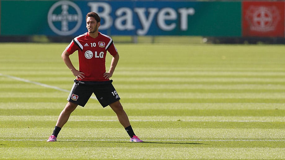 Hakan Calhanoglu befindet sich seit wenigen Tagen bei Bayer Leverkusen im Training. Hakan Calhanoglu befindet sich seit wenigen Tagen bei Bayer Leverkusen im Training.