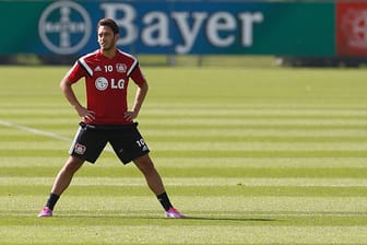 Hakan Calhanoglu befindet sich seit wenigen Tagen bei Bayer Leverkusen im Training.