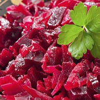 Der klassische Rote-Bete-Salat ist nicht nur lecker, sondern auch gesund und vegetarisch
