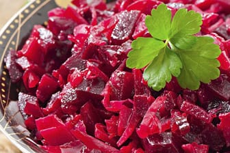 Der klassische Rote-Bete-Salat ist nicht nur lecker, sondern auch gesund und vegetarisch