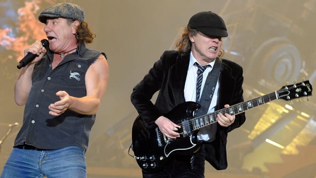 AC/DC in Aktion auf der Bühne.