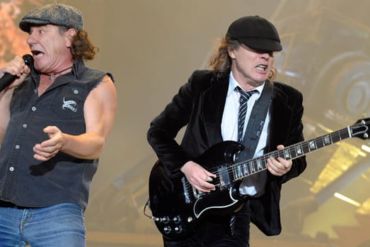 AC/DC in Aktion auf der Bühne.