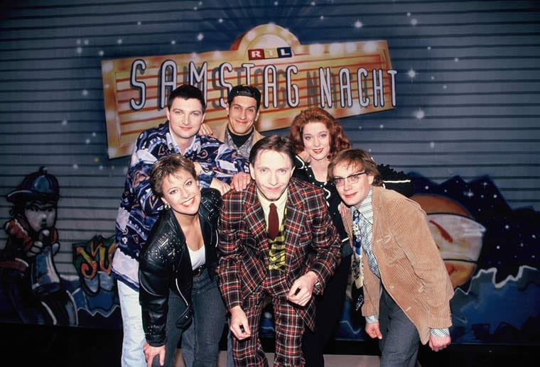 Die Kult-Sendung "RTL Samstag Nacht" (1993-1998) wurde schnell zum Vorbild zahlreicher anderer Comedy-Sendungen. Unvergessen sind daraus "Zwei Stühle - eine Meinung" und "Kentucky schreit ficken". Stefan Jürgens, Mirco Nontschew, Esther Schweins (oben v. li. n. re.), Tanja Schumann, Olli Dittrich und Wigald Boning (unten, v. li. n. re.) avancierten zu Stars ihres Genres.