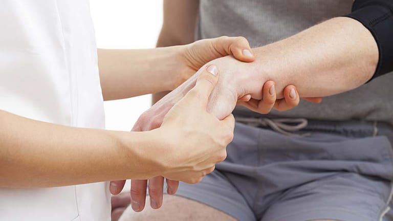 Schmerzen am Handgelenk: Der Kapselriss ist eine typische Sportverletzung.