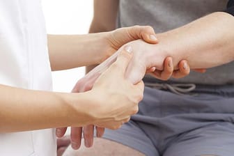 Schmerzen am Handgelenk: Der Kapselriss ist eine typische Sportverletzung.