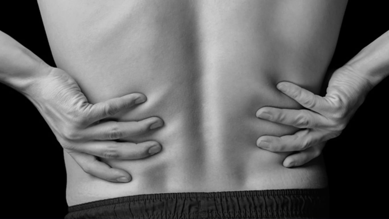 Bei einer Nierenkolik können die Schmerzen bis in den Rücken ausstrahlen