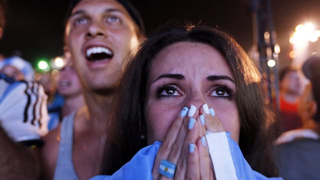 Frau verfolgt mit vor den Mund geschlagenen Händen das Spiel Argentinien gegen die Niederlande.