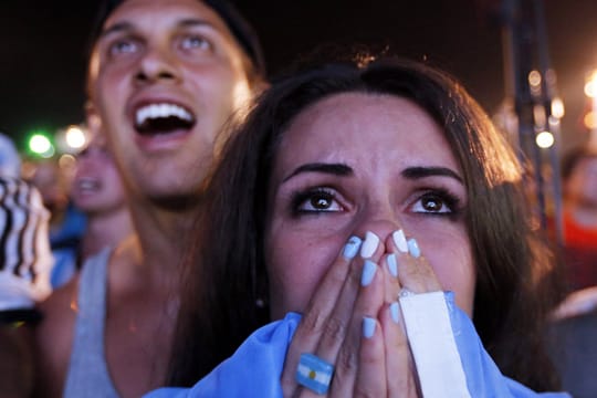 Frau verfolgt mit vor den Mund geschlagenen Händen das Spiel Argentinien gegen die Niederlande.