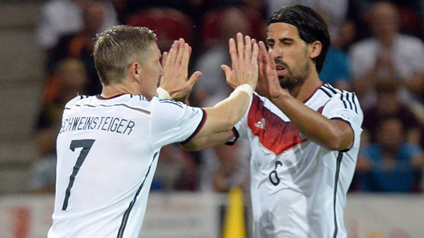 Schweinsteiger (li.) und Khedira ziehen im Mittelfeld gemeinsam die Fäden.