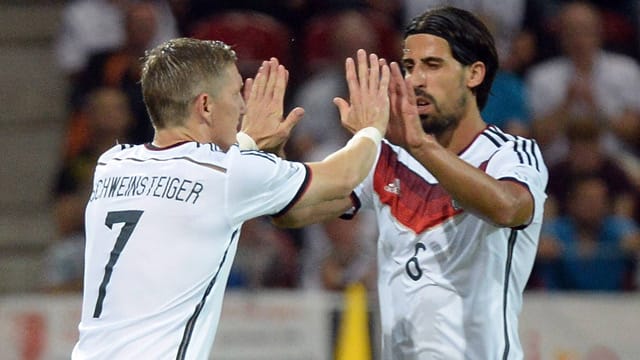 Schweinsteiger (li.) und Khedira ziehen im Mittelfeld gemeinsam die Fäden.