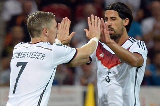 Schweinsteiger (li.) und Khedira ziehen im Mittelfeld gemeinsam die Fäden.