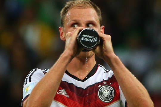 "#PowerThrough": Benedikt Höwedes hat sich den Leitspruch auf seiner Trinkflasche zu Herzen genommen.