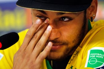 Auf der bewegenden Pressekonferenz flossen bei Superstar Neymar Tränen.