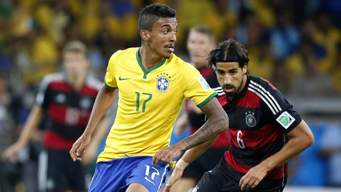 Luiz Gustavo (li.) gegen Sami Khedira: Dass europäische Teams gegen die Südamerikaner keine Chance haben, hat die DFB-Elf mit dem 7:1 gegen Brasilien eindrucksvoll widerlegt.