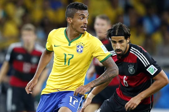 Luiz Gustavo (li.) gegen Sami Khedira: Dass europäische Teams gegen die Südamerikaner keine Chance haben, hat die DFB-Elf mit dem 7:1 gegen Brasilien eindrucksvoll widerlegt.