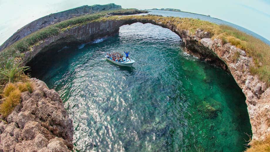 Der Hidden Beach befindet sich auf den Islas Marietas, die vor der Küste Mexikos bei Nayarit liegen. Die Inseln sind beliebte Ausflugsziele bei Touristen, da hier besonders gute Bedingungen herrschen, um die Unterwasserwelt des Pazifischen Ozeans zu erkunden.