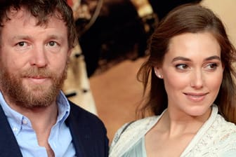 Guy Ritchie und seine Verlobte, das britische Model Jacqui Ainsley, freuen sich über die Geburt ihres dritten Kindes.