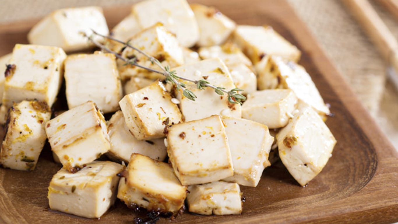 Tofu ist als Fleischersatz vielseitig einsetzbar und macht sich sogar in Süßspeisen gut