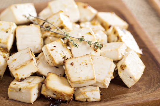 Tofu ist als Fleischersatz vielseitig einsetzbar und macht sich sogar in Süßspeisen gut