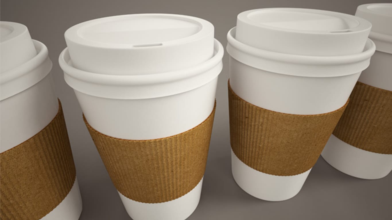 Der heiße Kaffee kann dazu führen, dass sich Stoffe aus der Becherbeschichtung lösen und im Getränk landen.