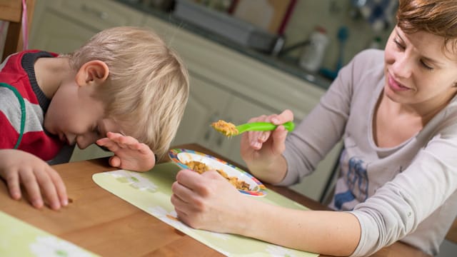 Essstörungen: Bei frühkindlicher Anorexie sind oft Hunger- und Sättigungsgefühl nicht richtig ausgeprägt.