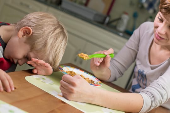 Essstörungen: Bei frühkindlicher Anorexie sind oft Hunger- und Sättigungsgefühl nicht richtig ausgeprägt.