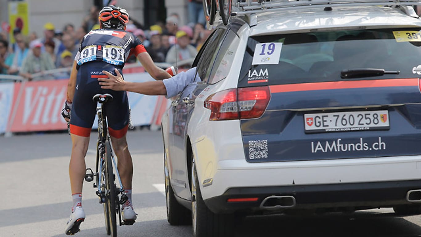 Anschubhilfe: Trotz gebrochenen Oberschenkels setzte sich Mathias Frank noch einmal auf sein Rad und beendete die siebte Tour-Etappe.