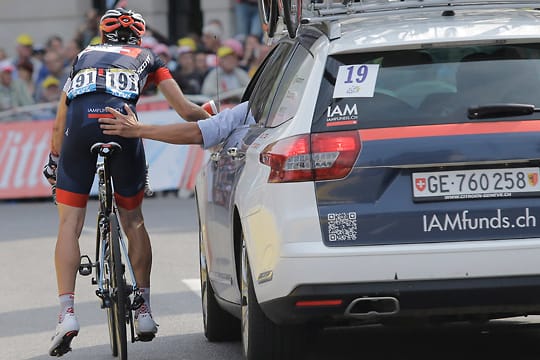 Anschubhilfe: Trotz gebrochenen Oberschenkels setzte sich Mathias Frank noch einmal auf sein Rad und beendete die siebte Tour-Etappe.