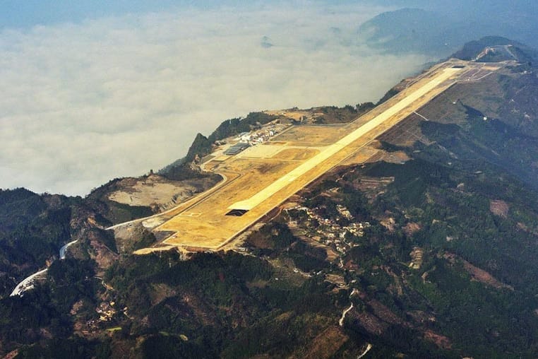 DerJin-Cheng-Jiang-Flughafen in Hechi im Autonomen Gebiet Guangxi im bergigen Süden Chinas. Der Flughafen, der auf 677 Metern Höhe liegt, kostete 136 Millionen US Dollar.